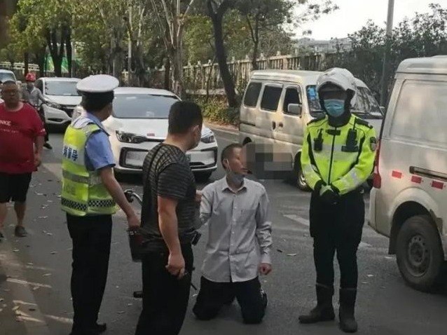 男子骑电动车被罚2000元当街下跪？深圳交警：他从事非法营运