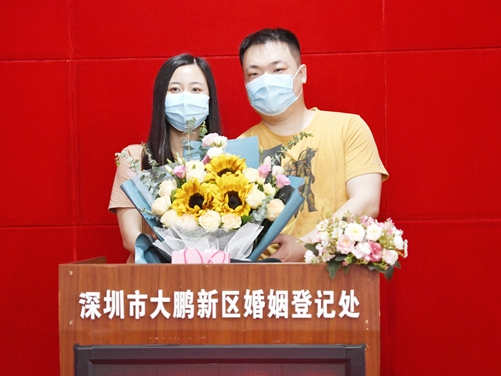 撒花！这对推迟婚期的“抗疫CP”，今天终于如约领证了