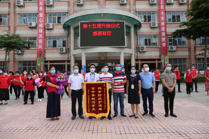 （宝安2）家长义工暖心送锦旗，为防疫战士点赞