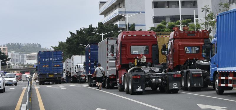 园山街道着力解决龙岗车管所乱停车“老大难”问题