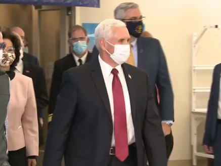 被批后，美国副总统彭斯终于戴上了口罩