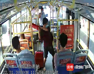乘客在公交车上拳打脚踢寻衅滋事  驾驶员“一键报警”配合警方控制现场