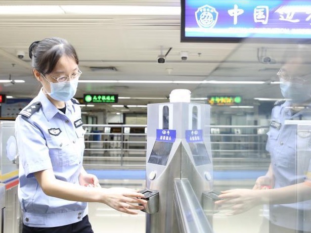 罗湖口岸，国门女警带你做“减法”