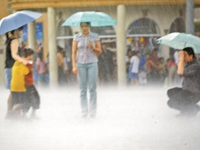 深圳影像志 | 雨中拍照（2006年）