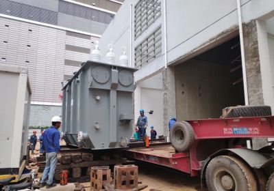 安居锦园项目110kV深业物流变电站工程首台变压器完成装配 