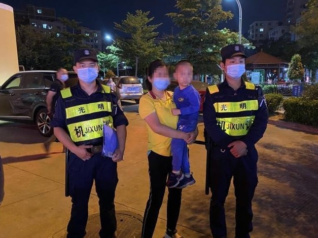 “熊孩子”贪玩走失，巡逻警力送他安全回家