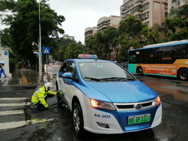 女子晕倒昏迷，罗湖交警铁骑紧急护送就医