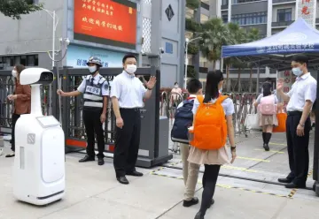 再现“黑科技”！超氧水消杀机器人走进福田学校抗疫 