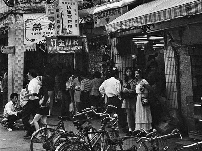 深圳影像志 | 东门老街等取金饰的顾客（1993年）