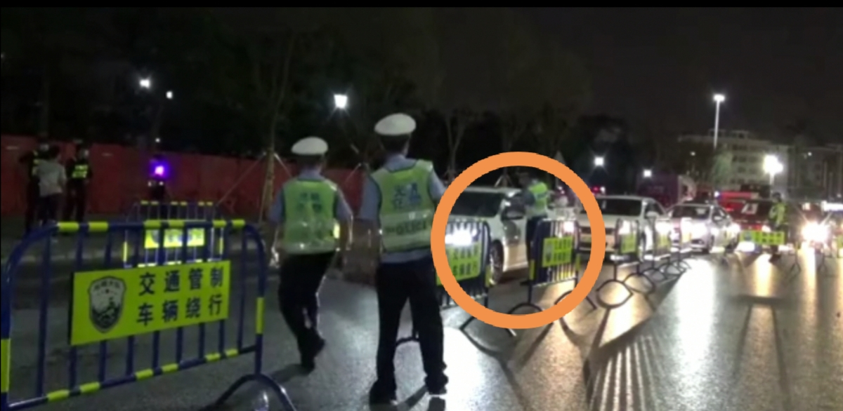 醉驾经过查车点他俩在交警眼皮子地下换座位