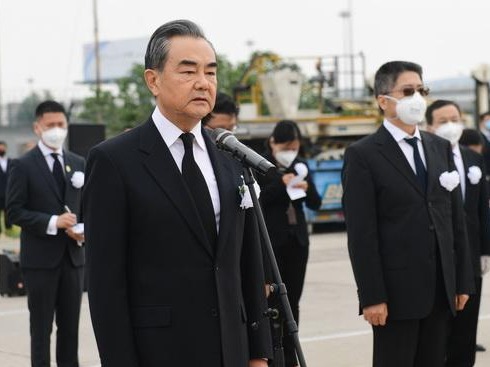 王毅赴机场接已故中国驻以色列大使杜伟回家