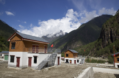 深圳援建西藏“边境小康村”竣工 28户村民喜迁新居