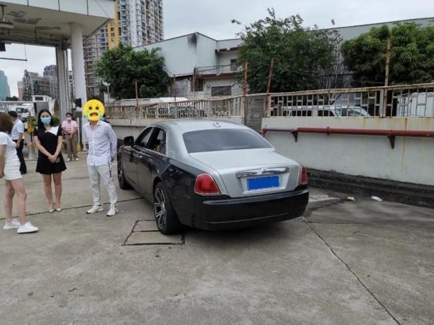 男子开劳斯莱斯误入海关 工作人员发现后立即报警
