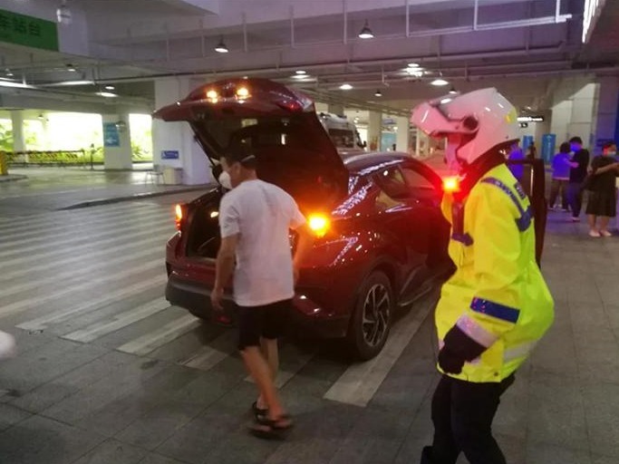 孕妇羊水破了被堵路上,深圳交警紧急救助