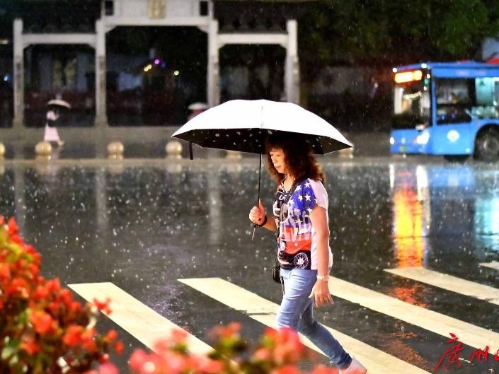 入夜遇雨！回家路上的你，还好吗？