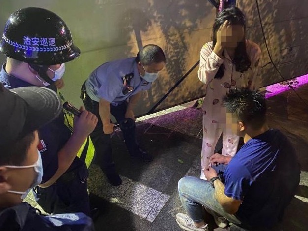 （重）男子感情失意跳湖轻生，民警紧急救援