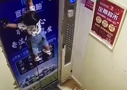 惊险！女童因手腕带被电梯门夹住，瞬间被拽起悬挂于门上