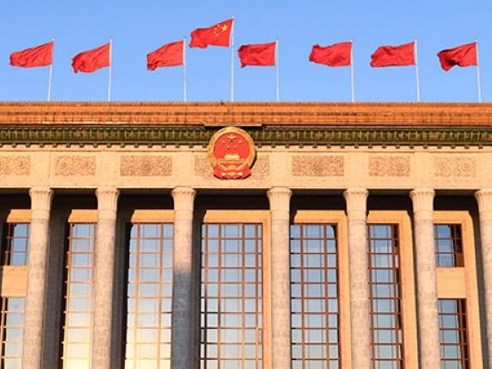 全国两会相关场所已加强通风，人员近距离接触时应佩戴口罩