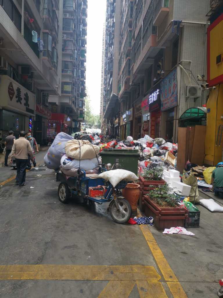 龙岗一小区：垃圾堆积如山，数日无人清运