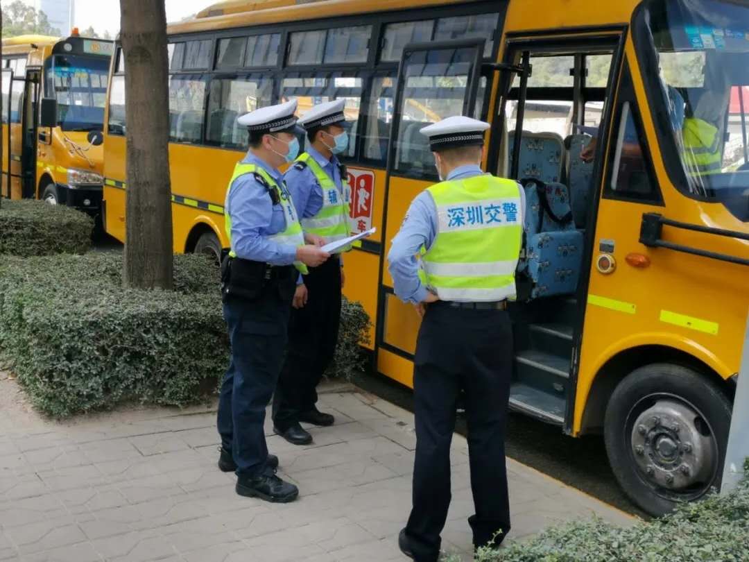 “神兽”再度回归，罗湖交警全力护航学生安全返校复学！