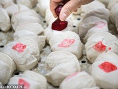阆中一大怪：蒸馍盖章卖