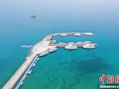 航拍初夏的青海湖 碧水蓝天宛如画