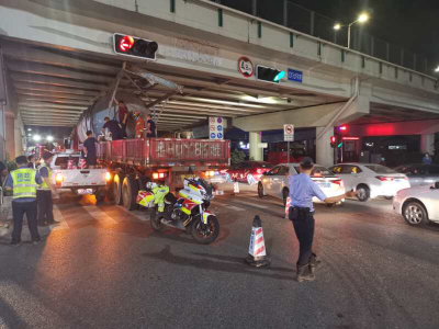 超高货车被卡高速桥底 消防部门切割3小时解困