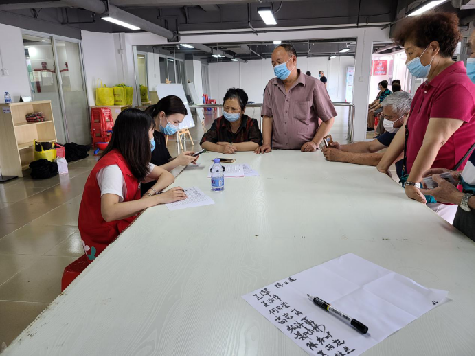 家门口就能办！马峦社区为50名长者集中办理颐年卡