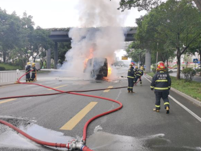 福田皇岗路与莲科路交界处一货车与校车相撞起火，消防员15分钟扑灭火势