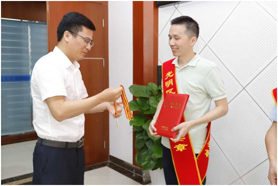 玉塘表先进树典型   推动“一区一中心”建设