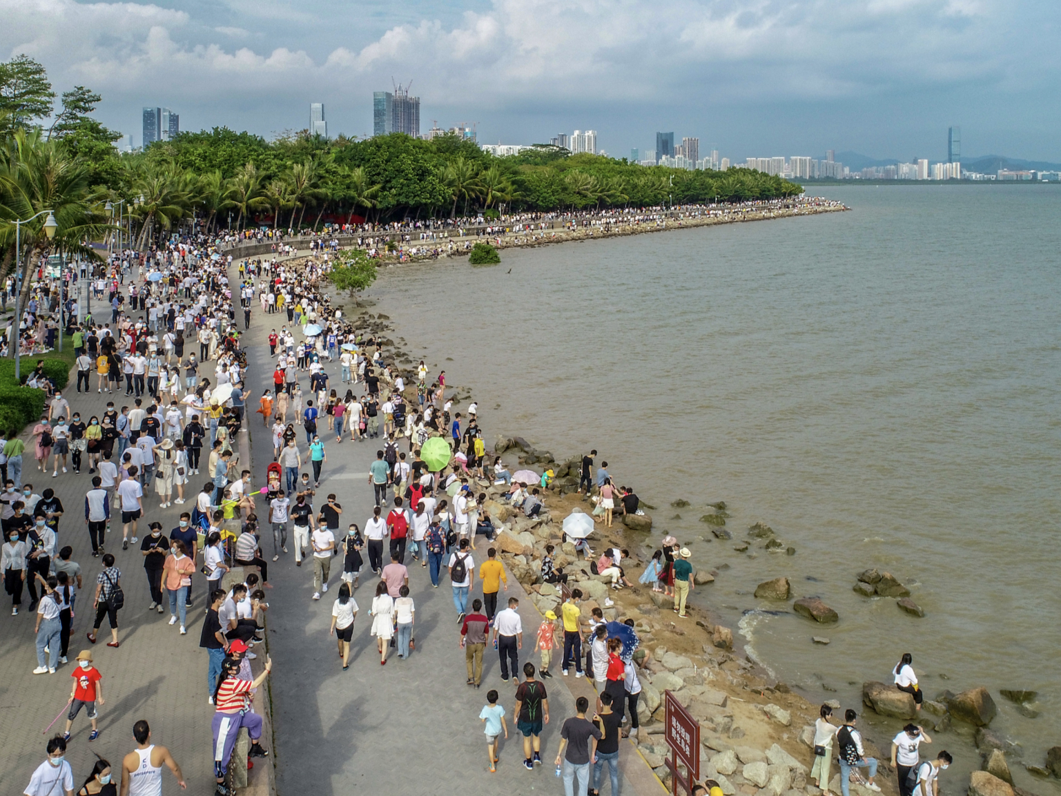 “五一”深圳160余万游客“舍远求近”相约公园