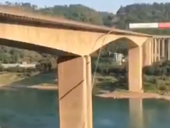 惊险！四川一大桥管道垮塌致金沙江封航，当地回应