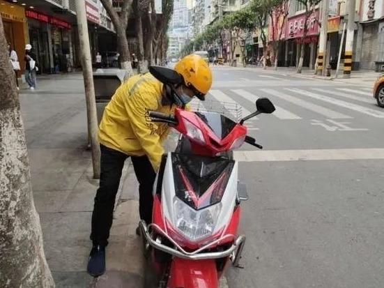 教师在节日兼职送外卖，就是不务正业吗？
