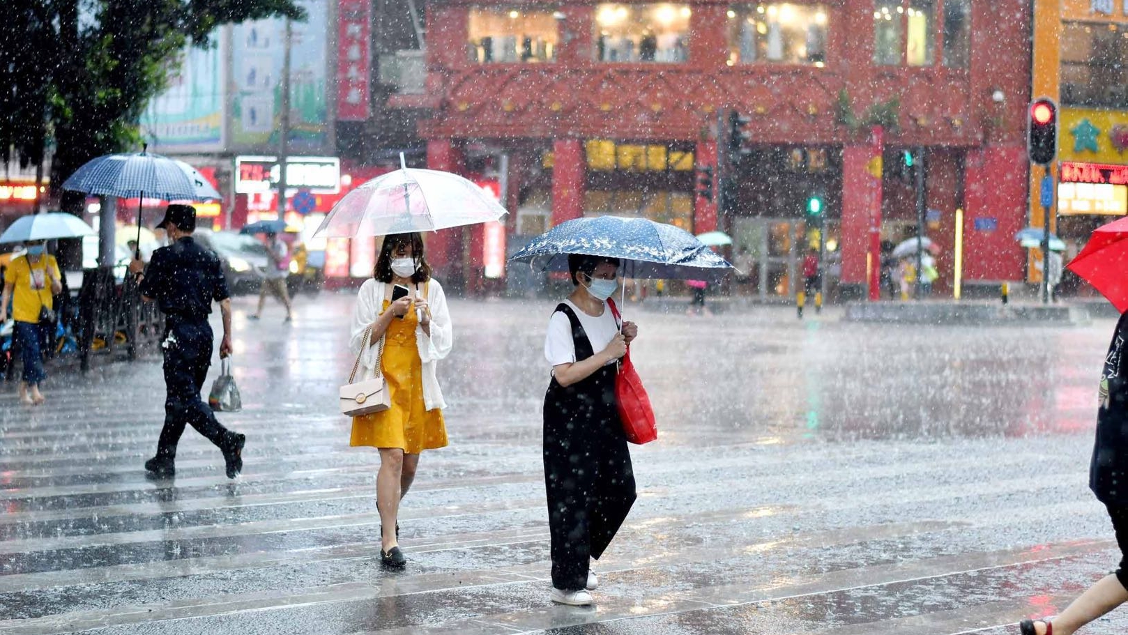 别被上午的太阳蒙蔽了，今天还有中雷雨局部暴雨