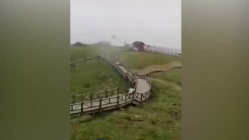 江西武功山观光直升机低空侧翻，无人员伤亡