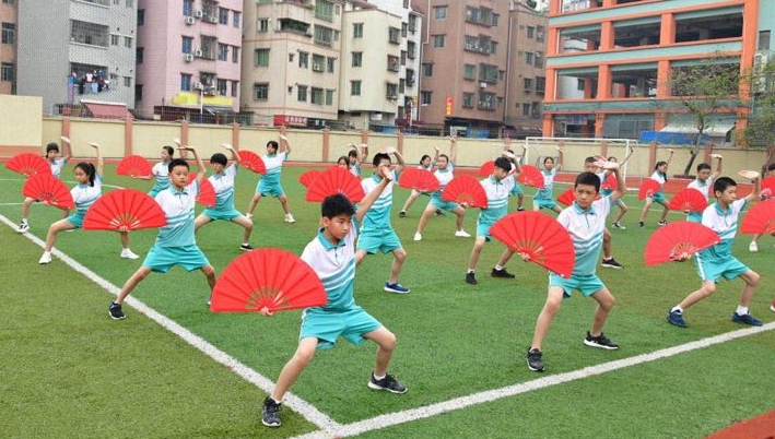今起，广州白云中小学校园内师生也可脱口罩了