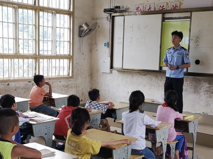 广西贫困村来了位穿警服的英语老师
