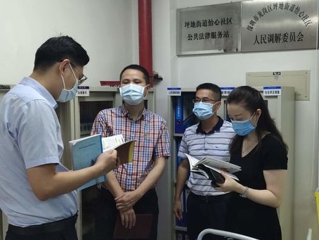 现场听实地看，龙岗坪地街道盯紧目标全力以赴做好“七五普法”冲刺收官工作