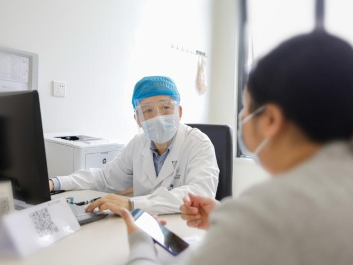 这名宝妈脸圆背厚还总觉得累！一查发现胸部肿块引起罕见病