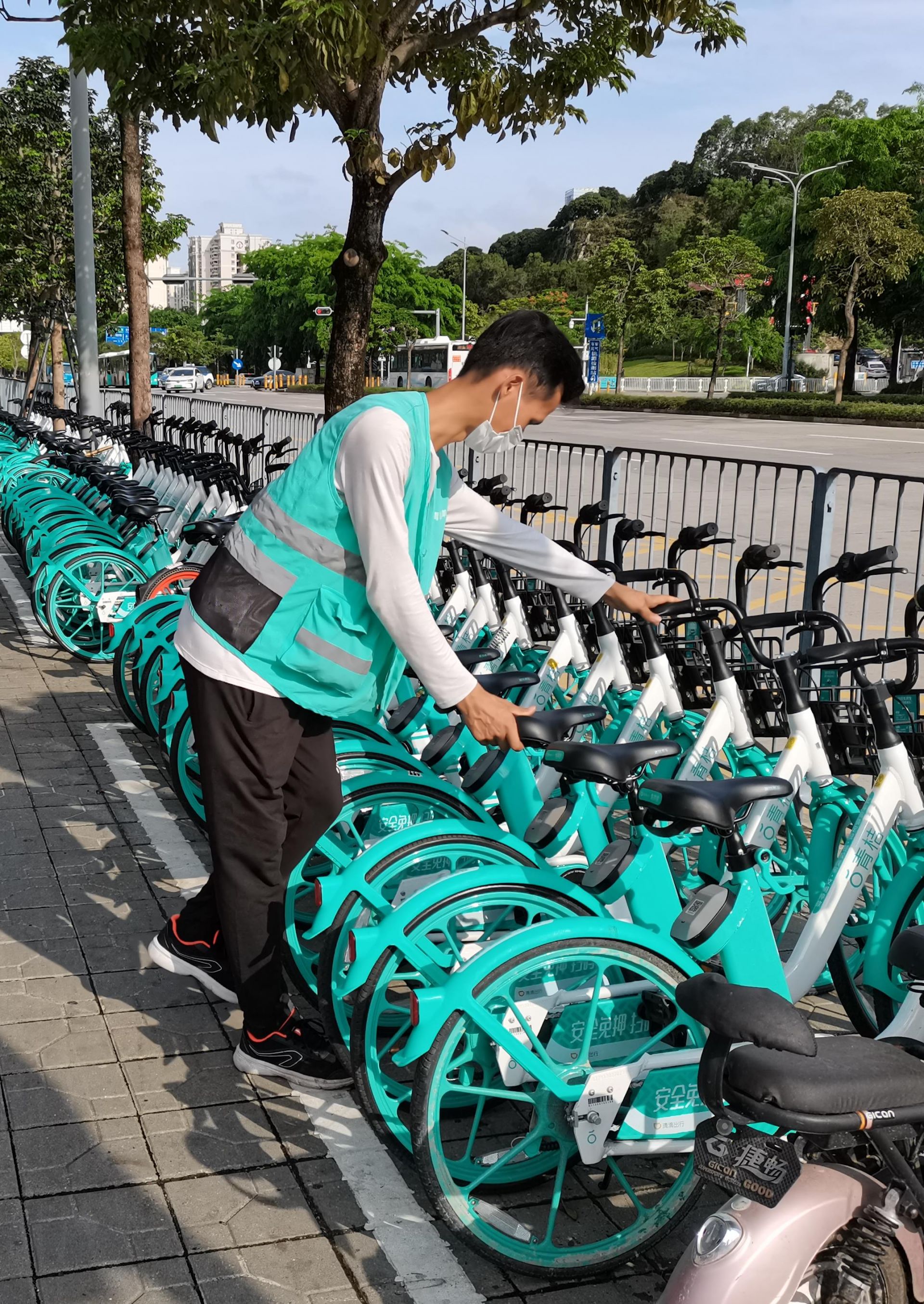 共享單車作為深圳市民日常出行的重要組成部分,有效解決了