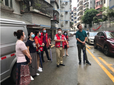 莲塘社区驻点团队开展恶劣天气安全隐患排查工作