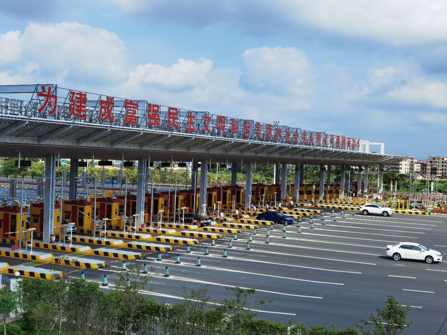 恢复收费首日广东高速运行平稳有序，高速公路通行ETC车辆逾6成