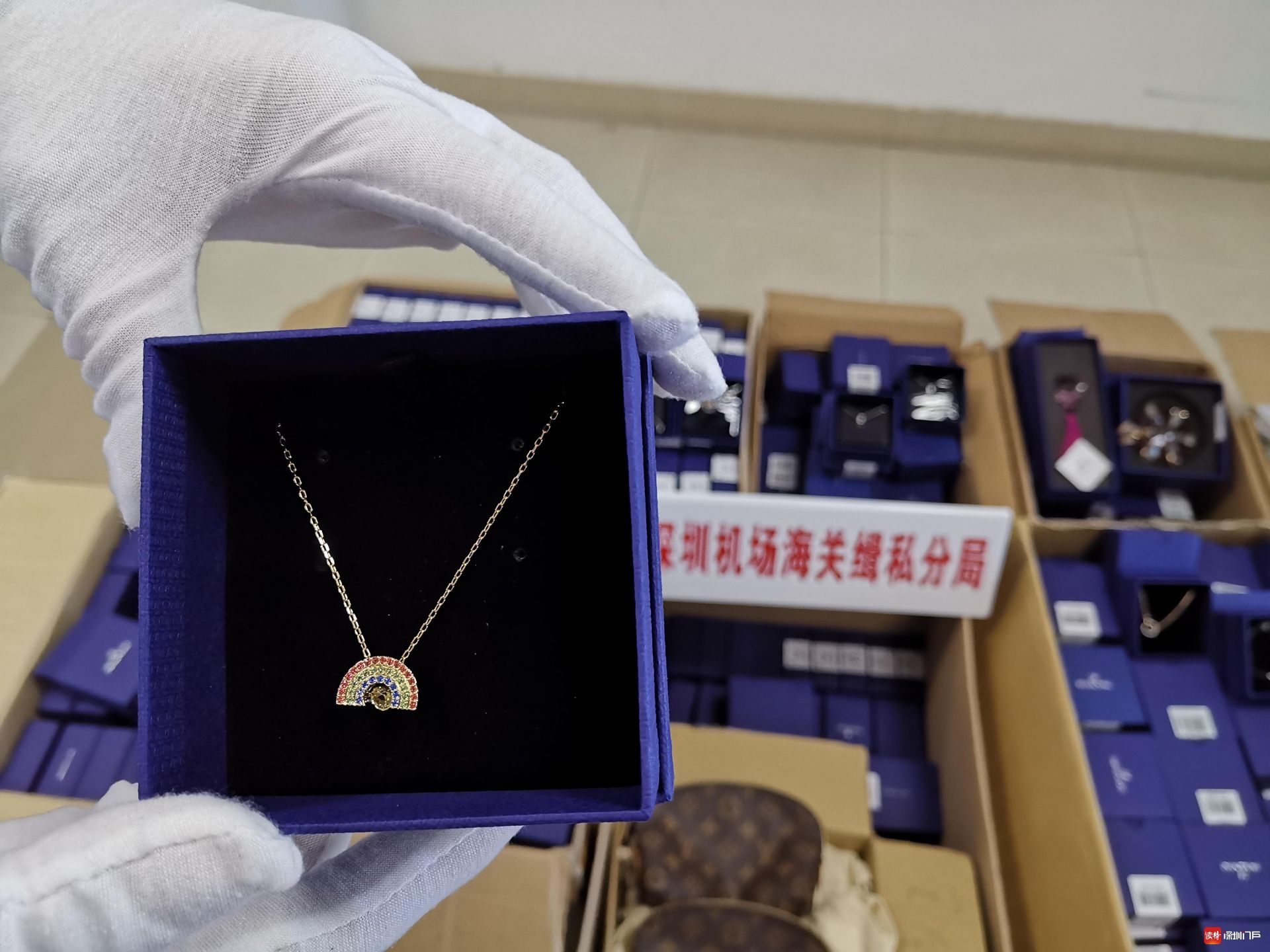 深圳海关破获邮递进口走私奢侈品犯罪团伙 连查多起奢侈品进口走私案抓获涉案人员4人