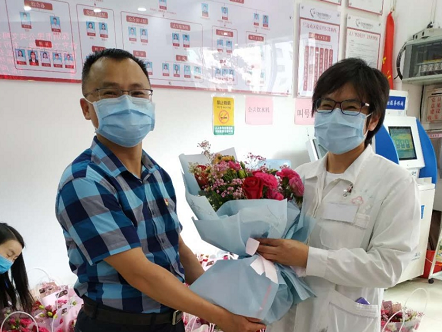 母亲节的礼物 | 松岗江边社区：鲜花送给奋斗在一线的母亲