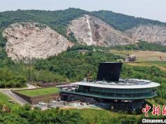 废弃矿山“华丽转身” 航拍南京矿坑公园夏日风景