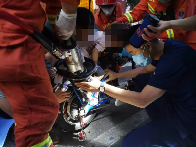 两岁女童右脚卷入电单车后轮，警方及时赶到成功施救