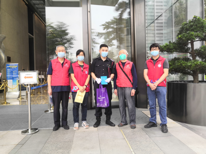 你们辛苦了！圩镇社区志愿者向物业工作者送爱心加油包