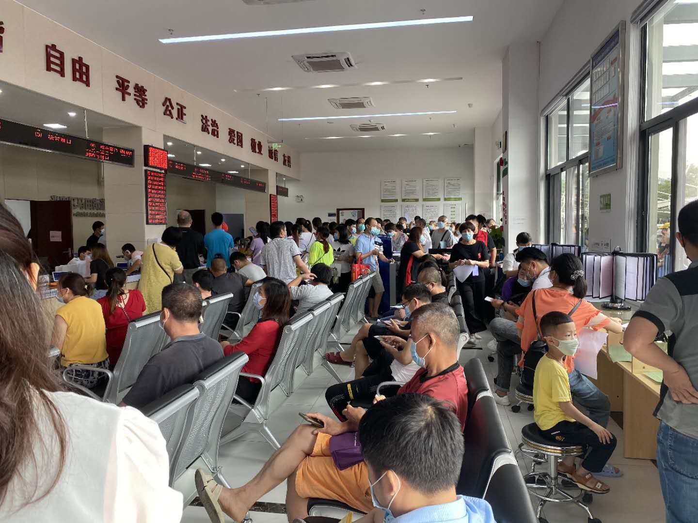 马田街道行政服务大厅热火朝天  开学季迎来业务办理高峰期