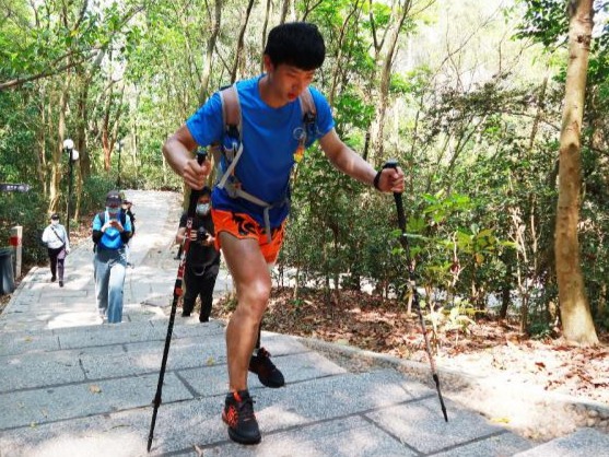 “单腿侠”张旭印连登深圳两峰：盼同龄人一起亲近自然