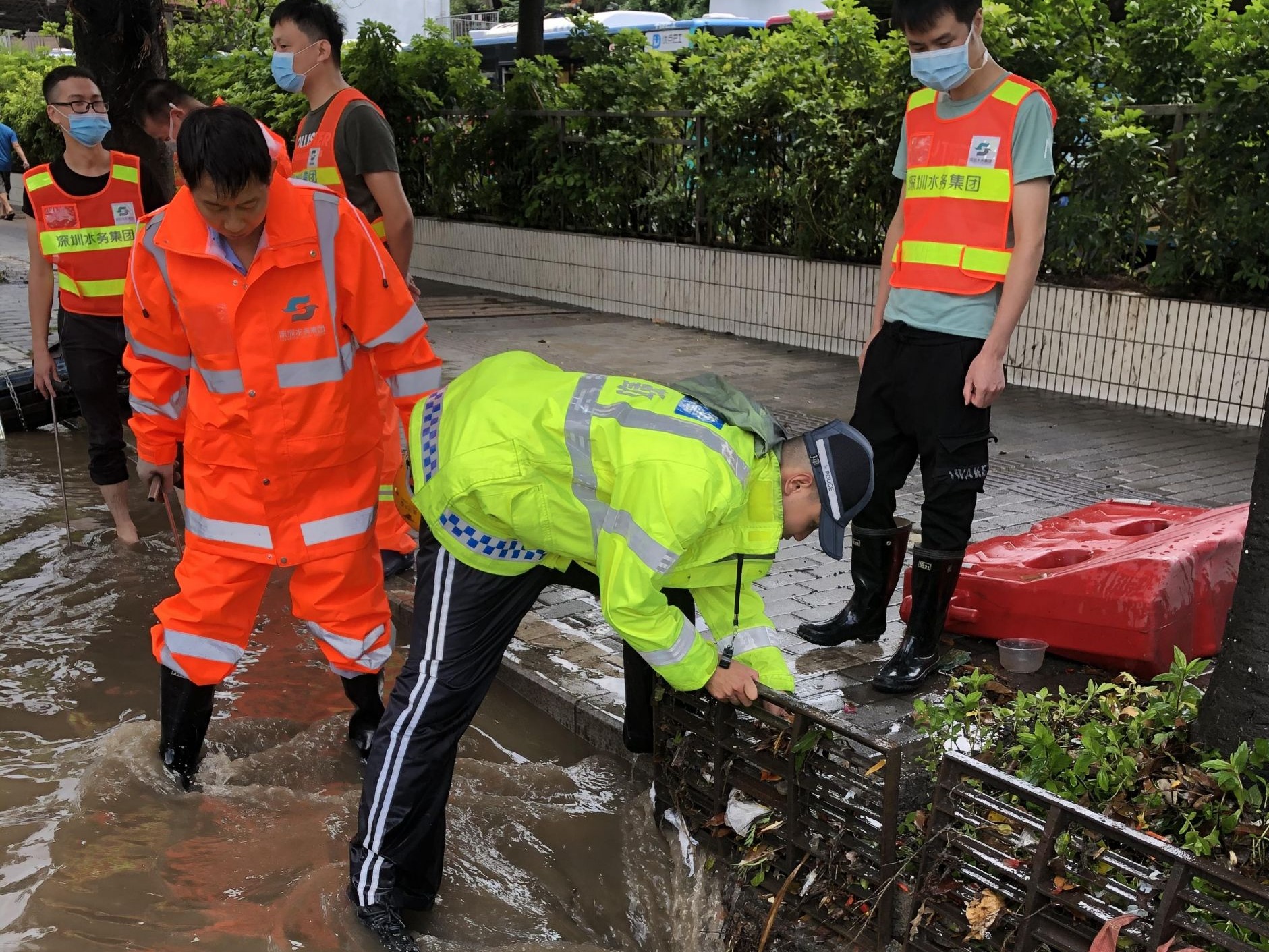 奔驰车女子暴雨中被困，罗湖交警“小黄人”火速救援  